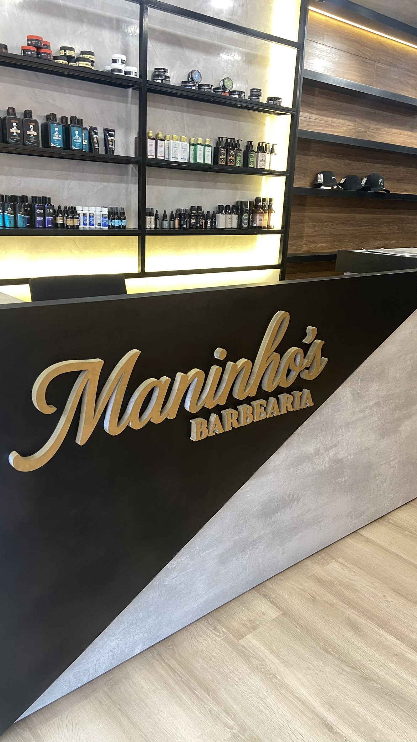 Balc&atilde;o com a marca Maninho's Barbearia
