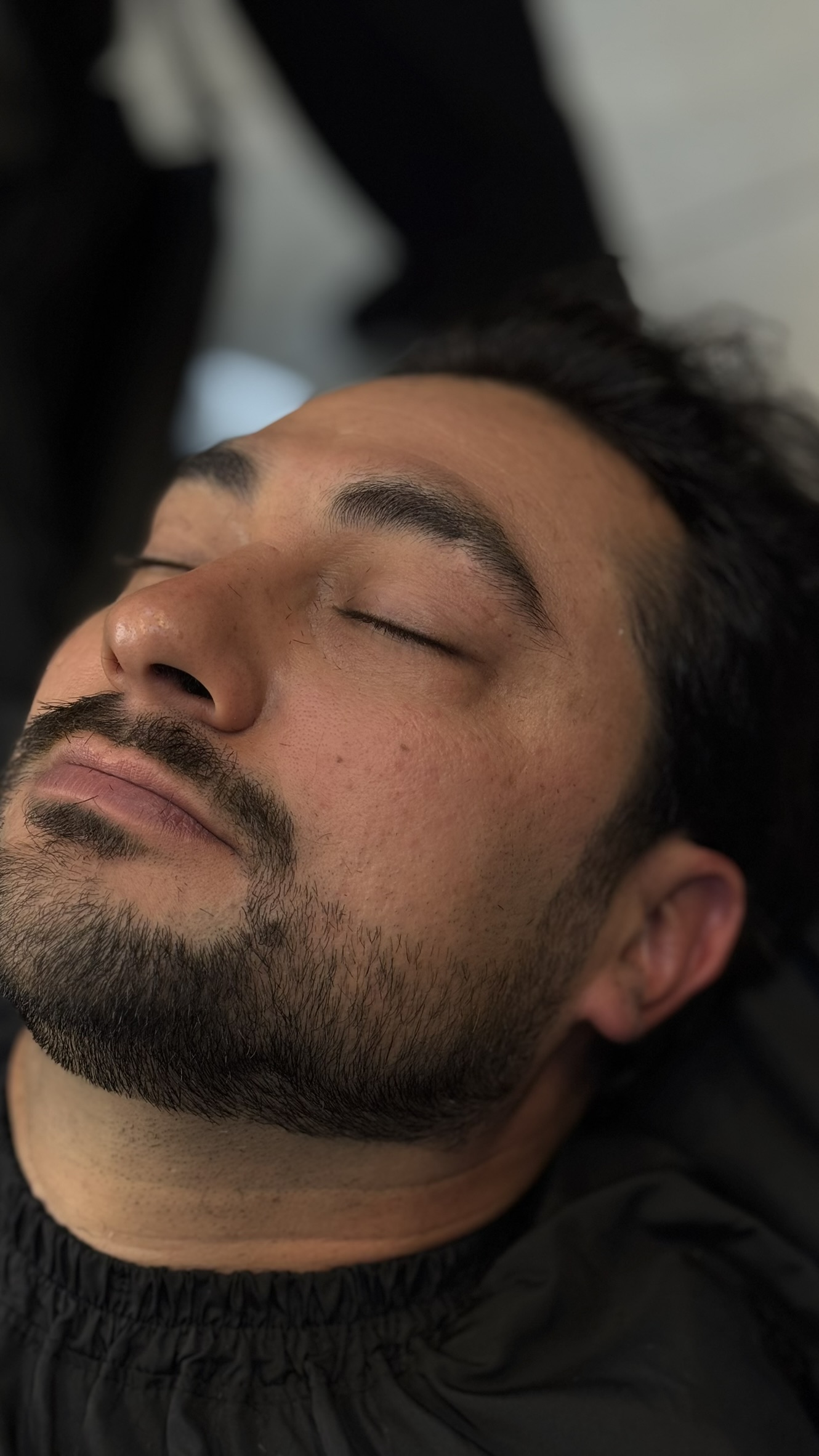 Atendimento de barba na cadeira da barbearia