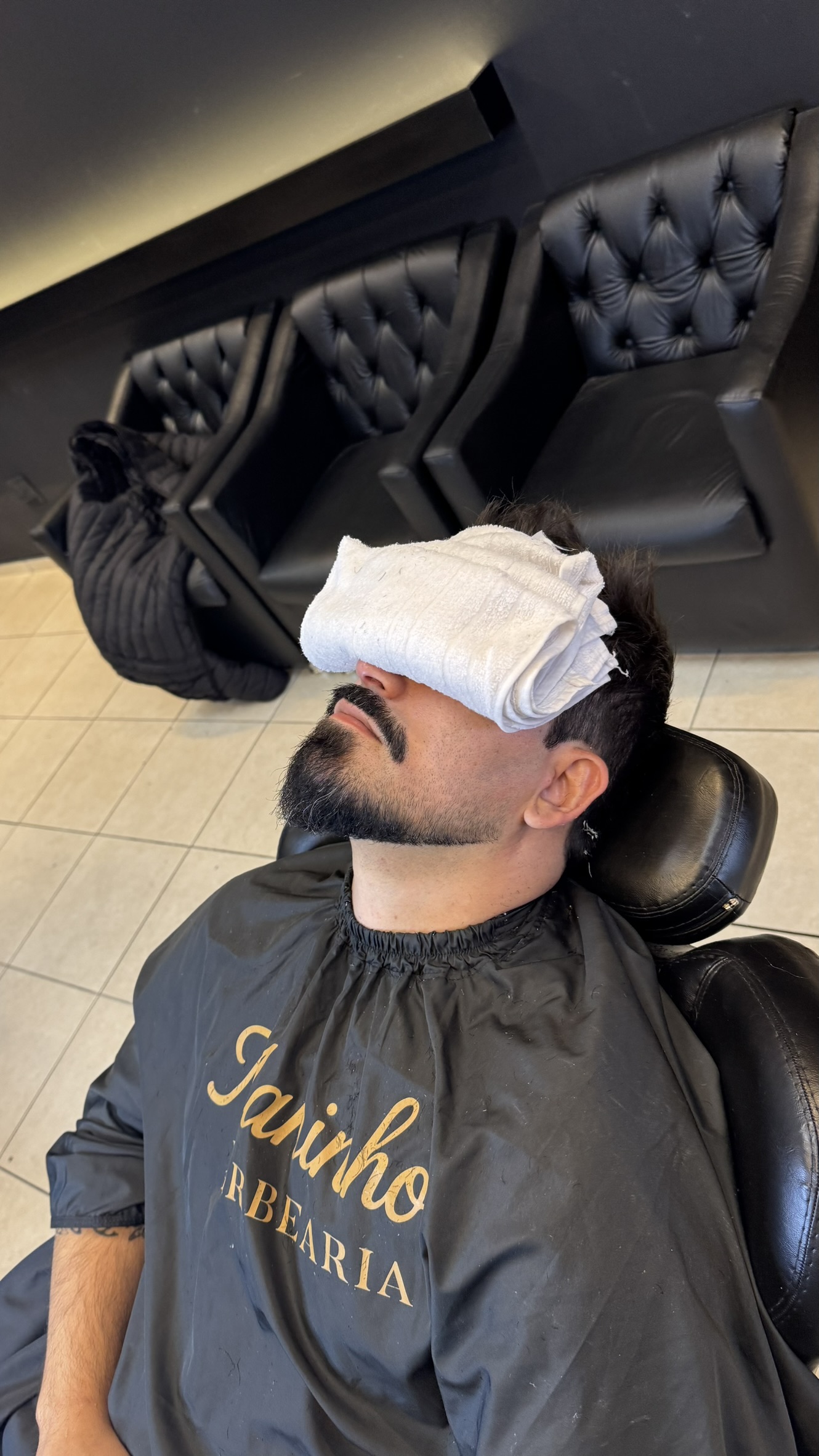 Cliente durante atendimento de barba